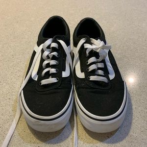 Women’s black and white Ward Low top sneaker in canvas. Size 7.